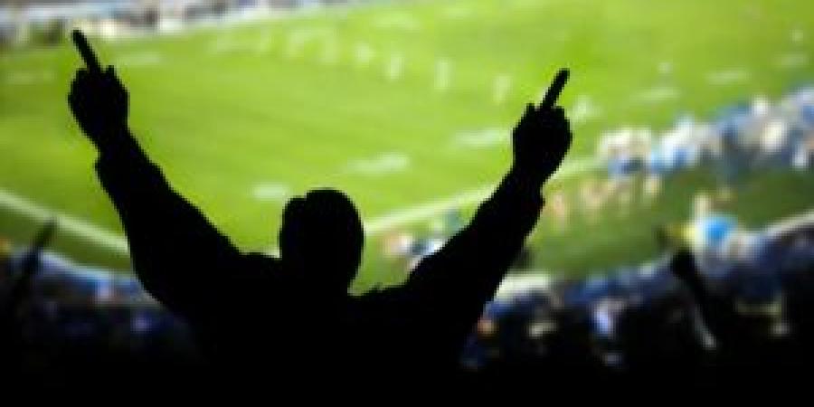 مشجع مصري يرقص عارياً احتفالا بفوز فريقه .. وزير الرياضة يطلب تحقيقا - تكنو بلس