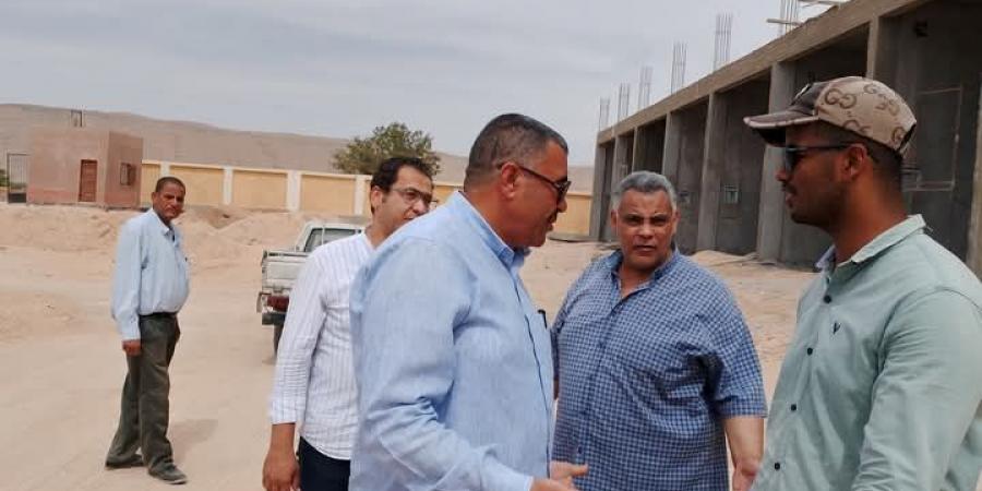 رئيس مركز البداري يتفقد الأعمال الإنشائية بسوق عرب مطير - تكنو بلس