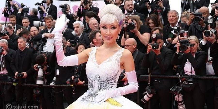 علياء روزا تدمج الشعر الأبيض والبنفسجي بأناقة في مهرجان كان - تكنو بلس