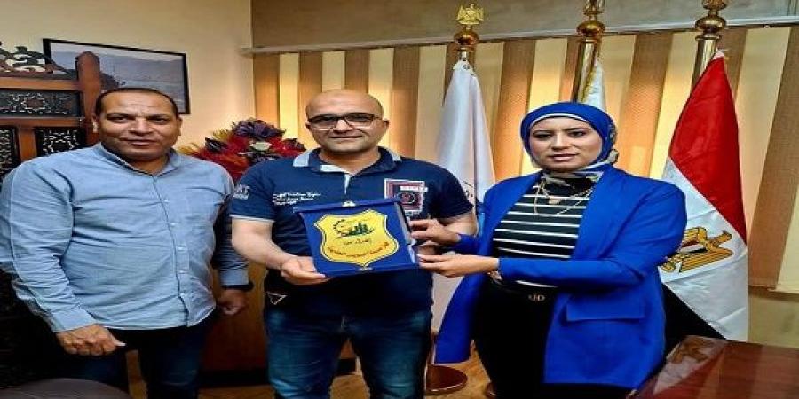 رئيس جهاز مدينة السويس تُكرِّم عددًا من العاملين المتميزين - تكنو بلس