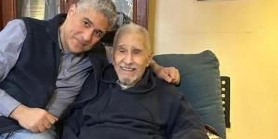 بعد إشاعة وفاته .. السيسي يتصل بفنان مصري شهير - تكنو بلس