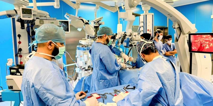 جراحة دقيقة تنقذ حاجة إندونيسية من ورم دماغي في المدينة المنورة  - تكنو بلس