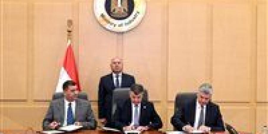 وزير الصناعة يشهد توقيع عقد تنفيذ أعمال البنية الأساسية لمشروع إعادة تأهيل ترام الرمل - تكنو بلس