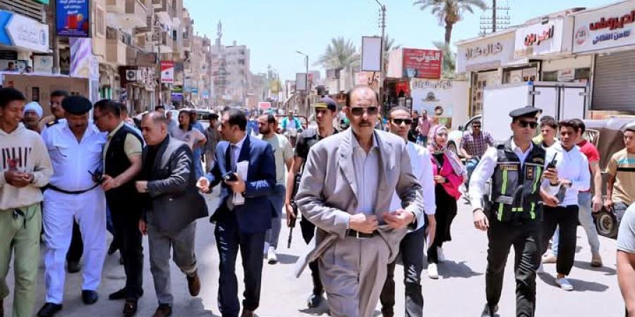 محافظ سوهاج يبدي استياءه من مستوى النظافة وكثرة الإشغالات بجرجا - تكنو بلس