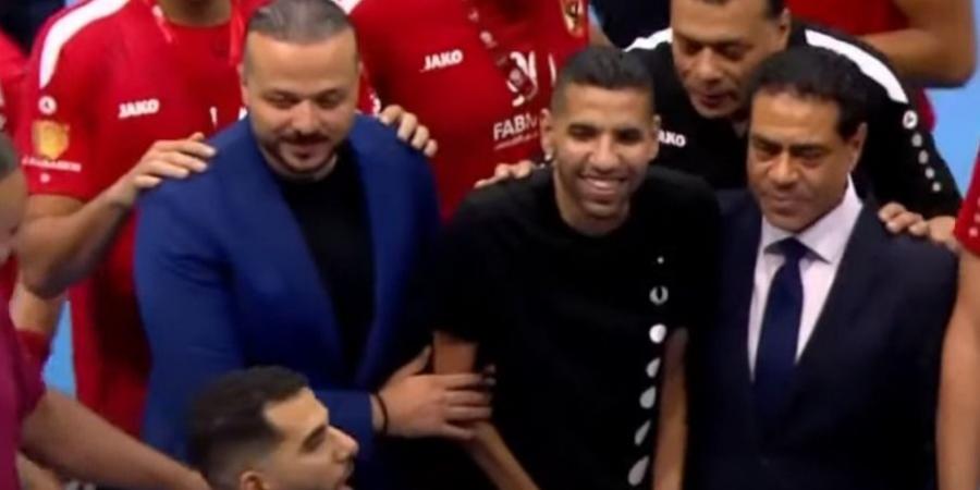 فيديو .. مؤمن زكريا يحتفل مع لاعبى الأهلى بكأس الكؤوس الإفريقية - تكنو بلس